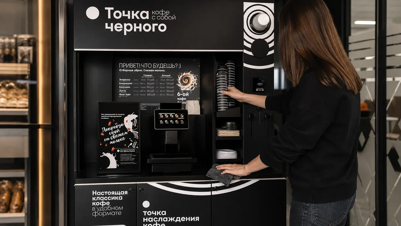 Партнёр проверяет чистоту и расходники кофейной стойки самообслуживания
