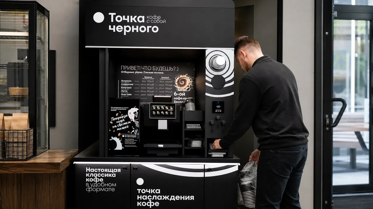 Партнёр обслуживает кофейную стойку самообслуживания и проверяет расходники